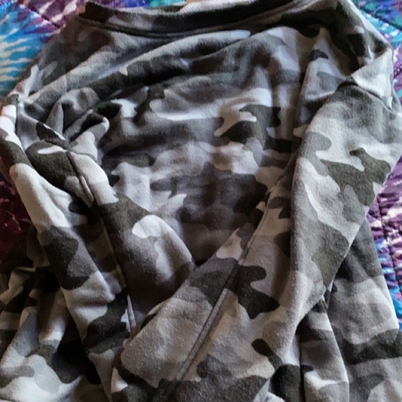 grey camouflage sweatshirt size (8-10)woman’s - Picture 2 of 2